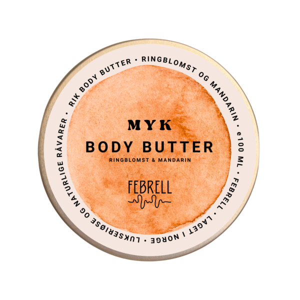 Aluminiumskrukke med naturlig body butter laget av sheasmør, kakaosmør, ringblomst og mandarin. Beige etikett med minimalistisk design. Febrells håndlagde velværeprodukt for tørr og sensitiv hud.