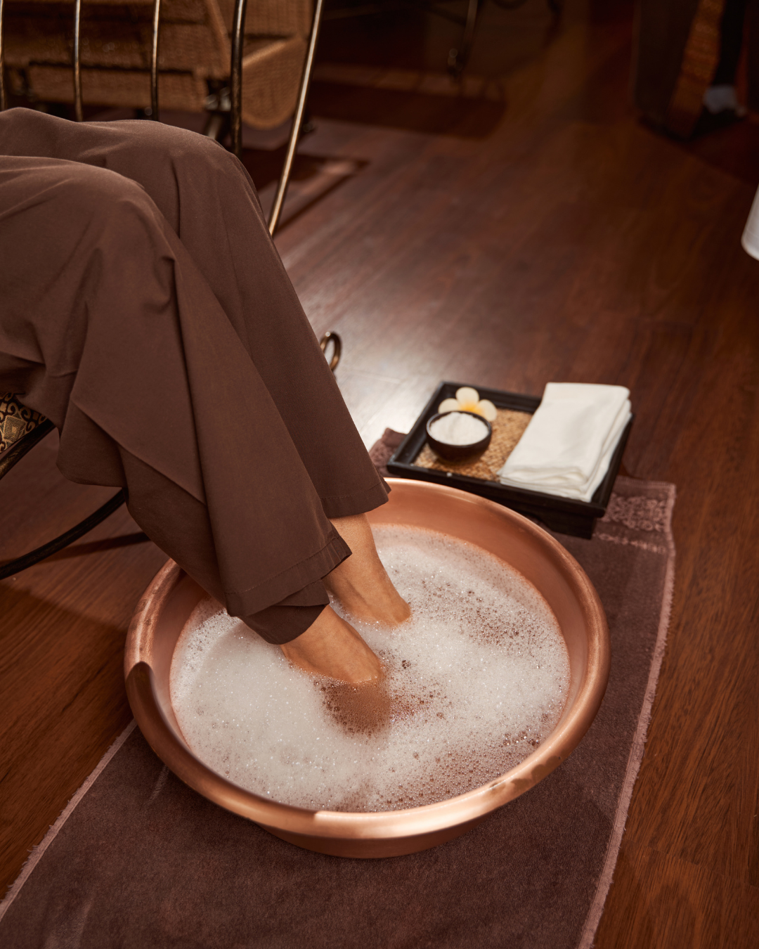 Føtter i avslappende fotbad med skum – velvære og fotsalt fra Febrell