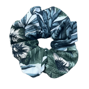 Håndlaget scrunchie i tropisk bladprint, grønn og hvit, sydd i overskuddsstoff