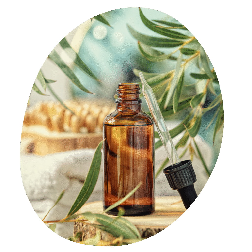 Brun glassflaske med dråpeteller omgitt av grønne planter, brukt til ansiktsolje i naturlig hudpleie.