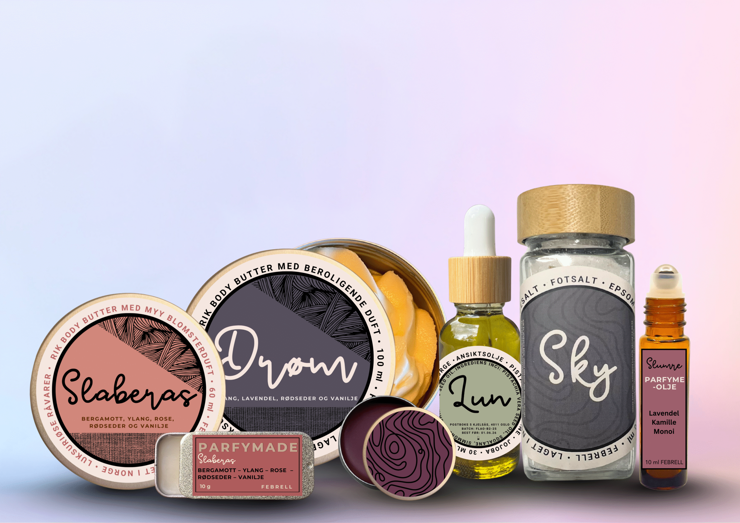 Et harmonisk forsidebilde som viser hele Febrell-sortimentet samlet som en elegant butikkutstilling. I bakgrunnen står fem roll-on parfymer i ravfargede glassflasker i ulike duftprofiler. Foran dem ligger to store runde body butter-bokser – én i dus ferskenfarge (Solro) og én i mørk grålilla (Drøm), hvor den ene er åpen og viser en kremet, gyllen balm. Til høyre står en klar glassflaske med ansiktsolje med bambuslokk og ved siden av et glass med fotsalt og mørk blå etikett. I front ligger en leppepomade i metallboks og en solid perfume i liten rund aluminiumsboks. Hele bildet har en myk rosa–lilla gradientbakgrunn som fremhever produktene og formidler ro, varme og naturlig velvære.